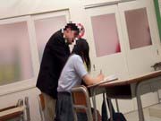 「補修の授業で先生にレイプされる美少女JK」のサムネイル画像